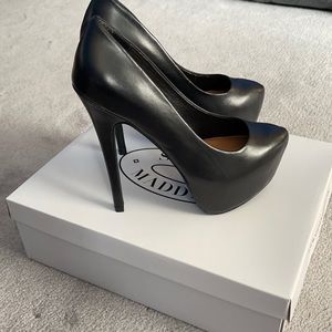Brand new never worn Steve Madden platform heels